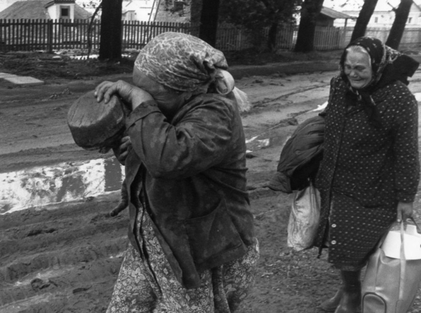 Люди покидают свои дома в деревне рядом с Чернобылем, 1986..0