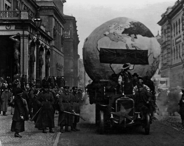 Макет глобуса с транспарантом: «Владыка мира – труд!».Петроград..0