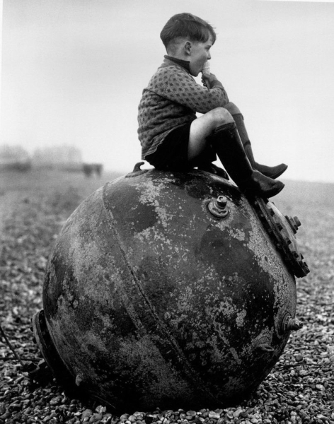 Мальчик сидит на морской мине в Англии, 1945..0