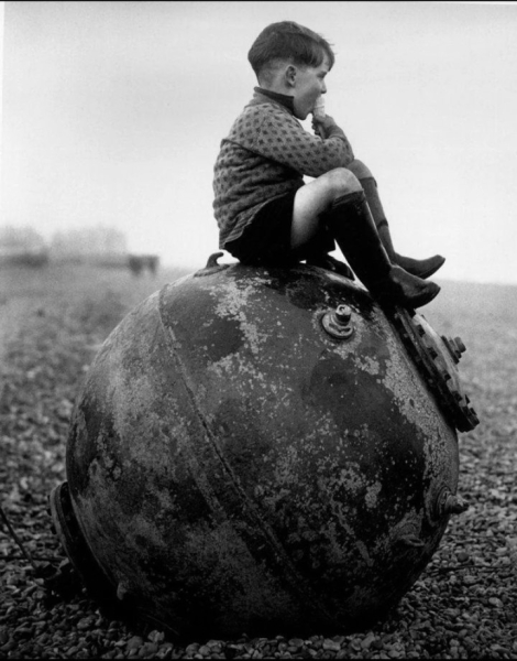 Мальчик сидит на обезвреженной морской мине .Англия ,1945..0