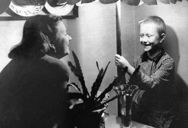 Маленький Андрей Миронов с мамой.

Андрей родился 7 марта 1941 года,..0