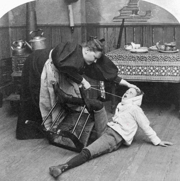 Мать удаляет больной зуб своему сыну, 1897..0