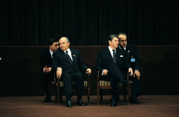 Михаил Горбачёв и Рональд Рейган.

В 1985 году Михаил Горбачёв и..0