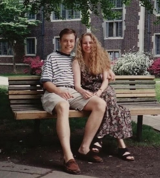 Молодой Илон Маск со своей девушкой Дженнифер Гвинн в США, 1990-е..0