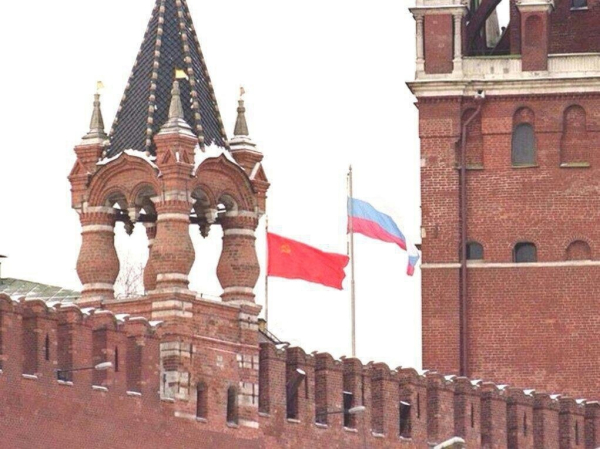 Над кремлём спускают флаг Советского союза и поднимают флаг..0