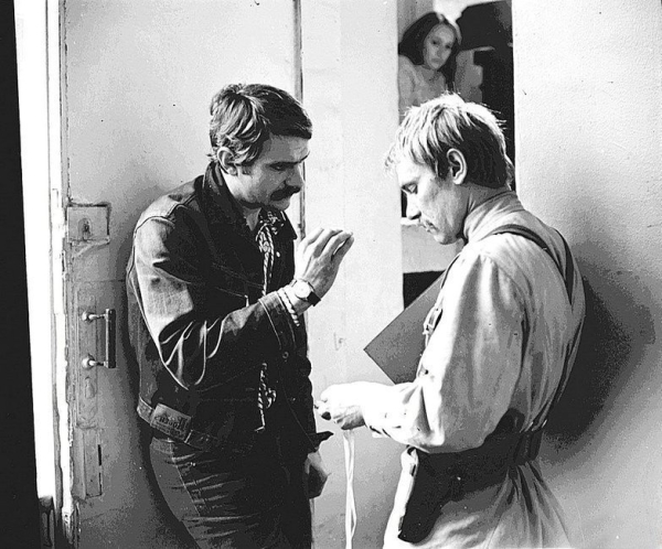 Никита Михалков и Сергей Шакуров на съемках фильма «Свой среди..0