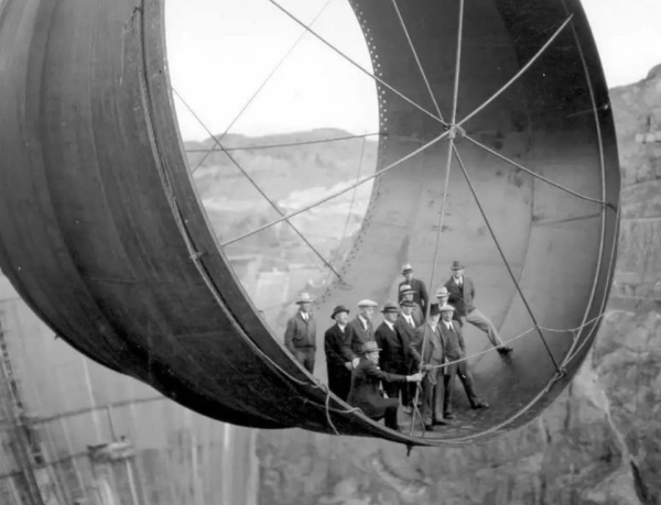 Одна из труб Плотины Гувера в Неваде, США, 1935..0