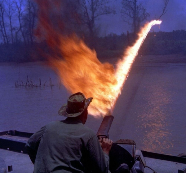Огнемет M10-8, установленный на катере во Вьетнаме, 1969..0
