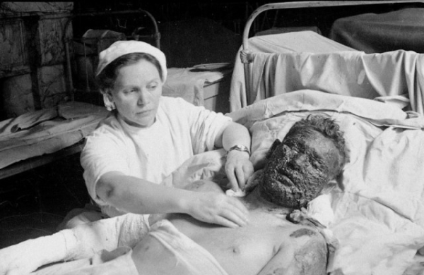 Ординатор эвакогоспиталя № 1117 Е.Н. Сулимова ухаживает за..0