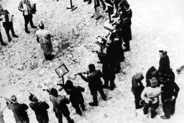 Оркестр заключённых Яновского концлагеря исполняет «Танго..0