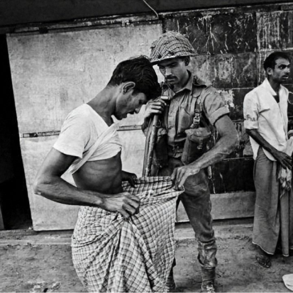 Пакистанский солдат проверяет наличие обрезания у беженца во..0