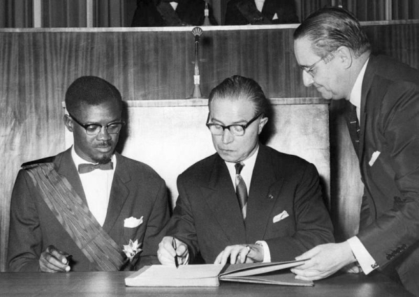 Патрис Лумумба (слева) и премьер-министр Бельгии Гастон Эйскенс..0