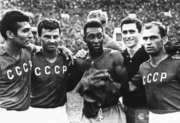 Пеле с футболистами сборной СССР, 1965..0