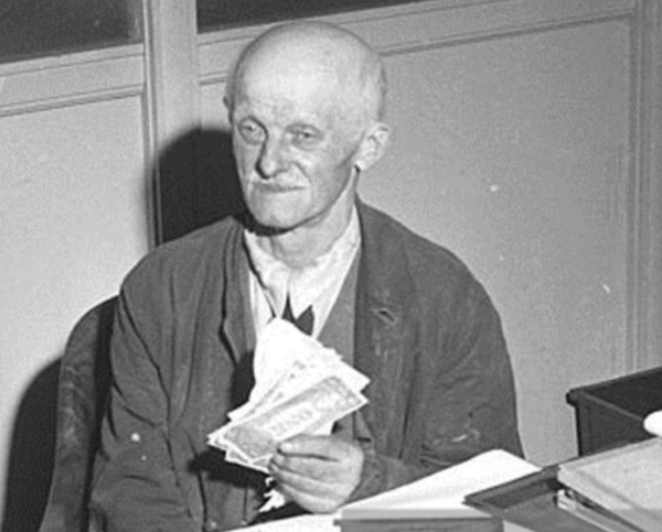 Перед вами Эмерих Юттнер, человек, который сумел прожить 10 лет на..0