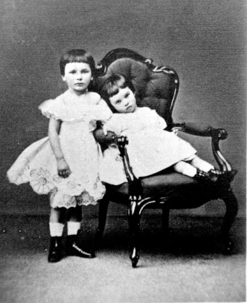 Петр Столыпин в четыре года с младшим братом..0