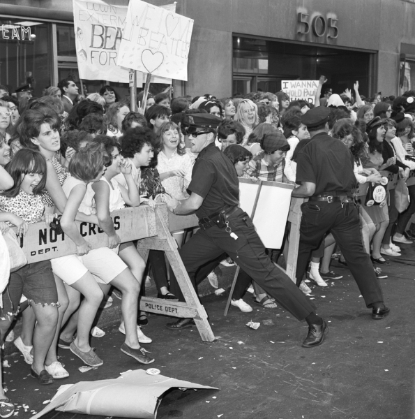 Полицейское оцепление во время прибытия « Битлз » в..0