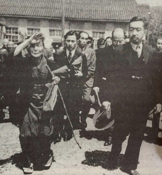 Пожилая японка ищет Императора, не зная, что рядом с ней идет сам..0