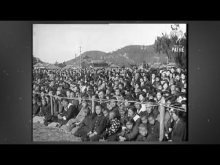 Пожилая японка ищет Императора, не зная, что рядом с ней идет сам..1