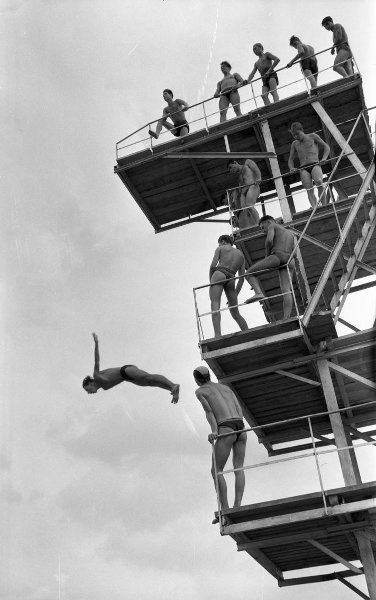Прыжки в воду с вышки в бассейне «Динамо».Харьков ,1958 г .

Автор..0