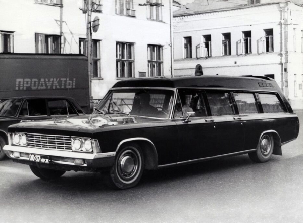 Реанимобиль у Таганской площади.Москва,1977г.

Этот специальный..0