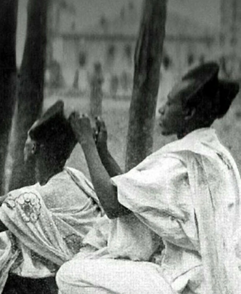 Руандийский мужчина с прической амасунзу, 1923 год.

Амасунзу — это..1