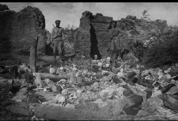 Русские солдаты стоят над останками людей из армянского села..0