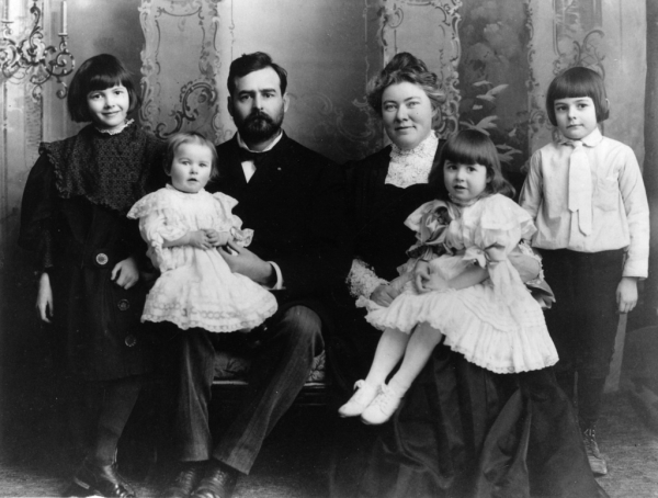 Семья Хемингуэя в 1905 году, Эрнест — крайний..0