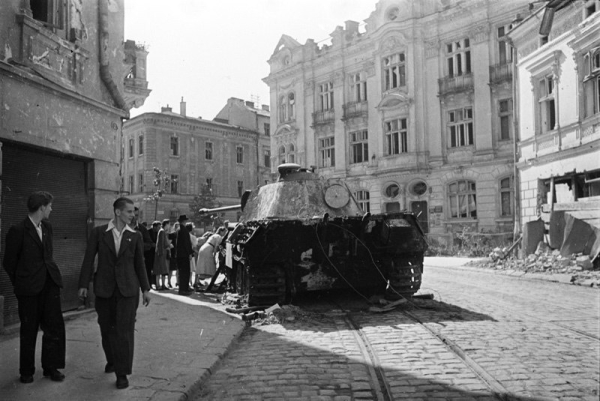 Советская армия на улицах Львова,1944 г.

Автор фото : Аркадий..0