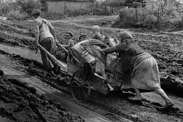 Советские граждане эвакуируются в глубь СССР во время..0