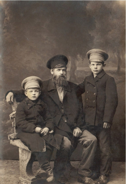Старообрядец с сыновьями .Черниговская губерния ,1910..0