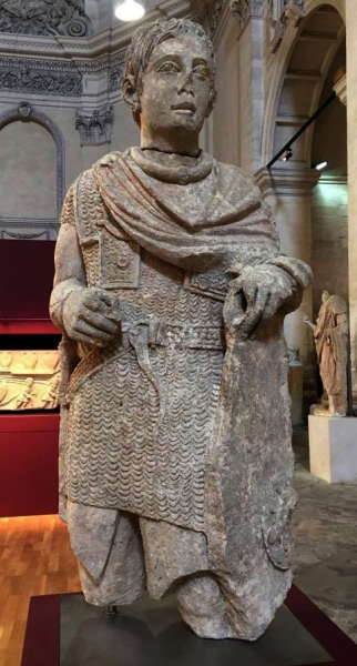 Статуя галльского воина из Вашера, Музей Авиньона. На..0