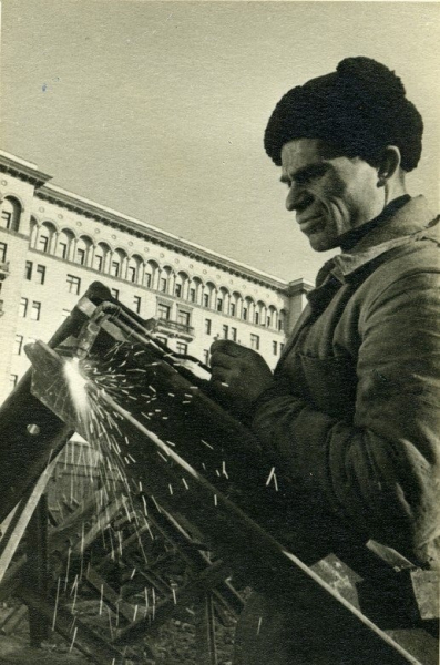 Сварка противотанковых ежей .Москва ,1941..0