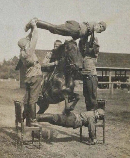 Учения финской кавалерии, 1930-е годы.

Парень с низу познаёт..0
