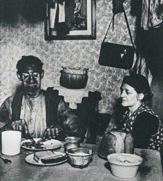 Ужин шахтера из Нортамберленда, Англия, 1937..0