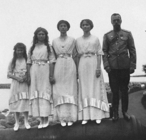 Великие княжны Анастасия, Мария, Татьяна и Ольга вместе с отцом,..0