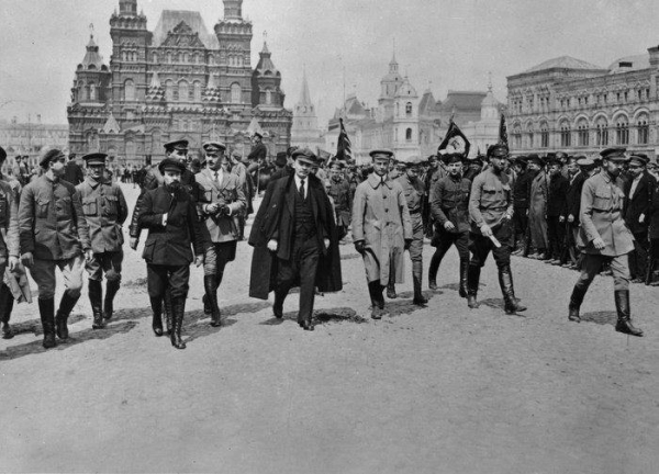 Владимир Ленин с группой красных  командиров обходит строй войск..0