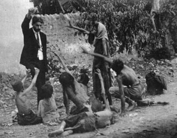 Жестокая сцена геноцида армян: турецкий чиновник дразнит..0