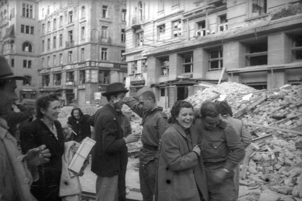 Жители Вены с советскими солдатами, апрель 1945 г.

Автор фото : ..0