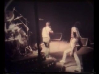 10 августа 1980 года в Хьюстоне Фредди Меркьюри, лидер группы Queen,..1