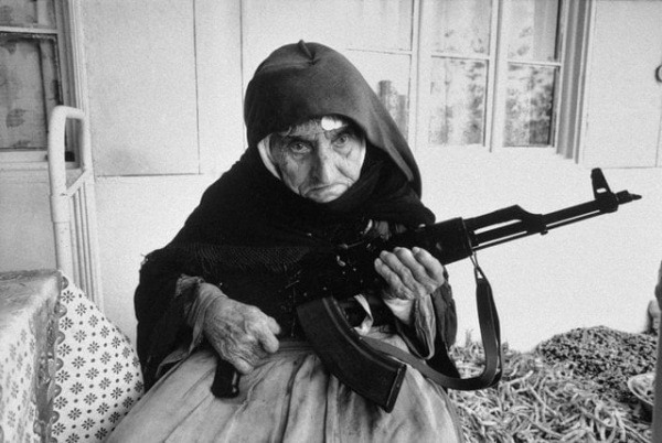 106-летняя армянская женщина охраняет дом с автоматом..0