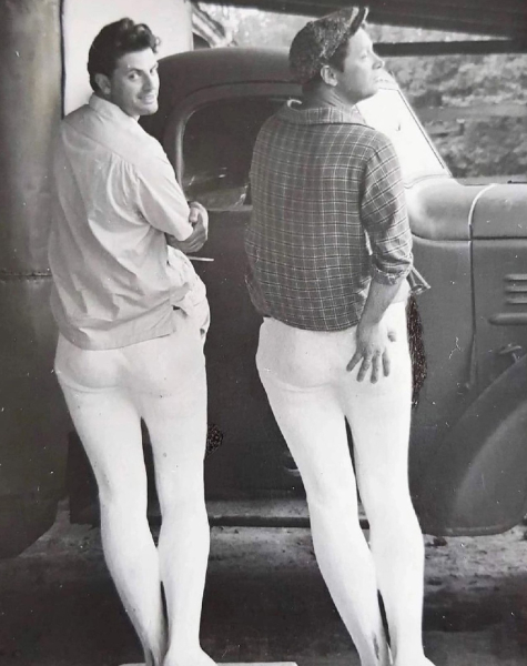 «1962 год. Двое красавцев-мужчин в белых лосинах — это мой папа и..0