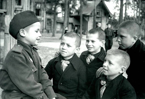 6-летний Толя Воронов, прошедший боевой путь с одной из..0