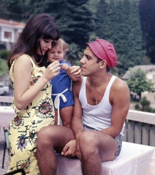 Адриано Челентано бросил школу в возрасте 12 лет, когда его семья..2