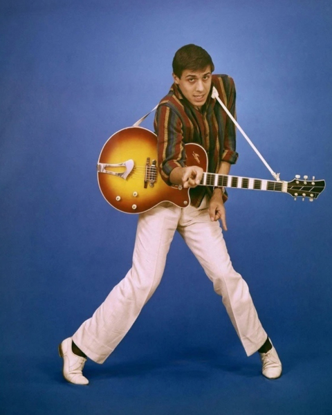 Адриано Челентано бросил школу в возрасте 12 лет, когда его семья..1