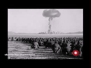 Американские морпехи позируют на фоне ядерного гриба после..1