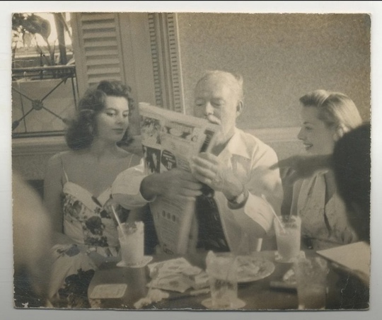 Американский писатель Эрнест Хемингуэй отдыхает в гаванском..0