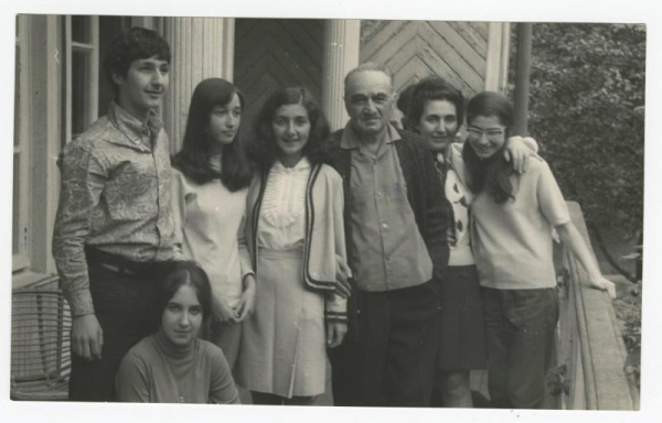 Анастас Микоян с внуками на даче, Зубалово, 1960..0