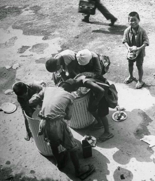 Беспризорники в поисках еды .Токио ,1946..0