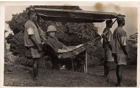 Британский колониальный офицер передвигается в носилках при..0