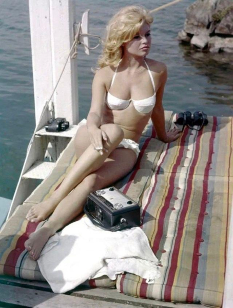 Брижит Бардо на берегу Женевского озера, 1962..0